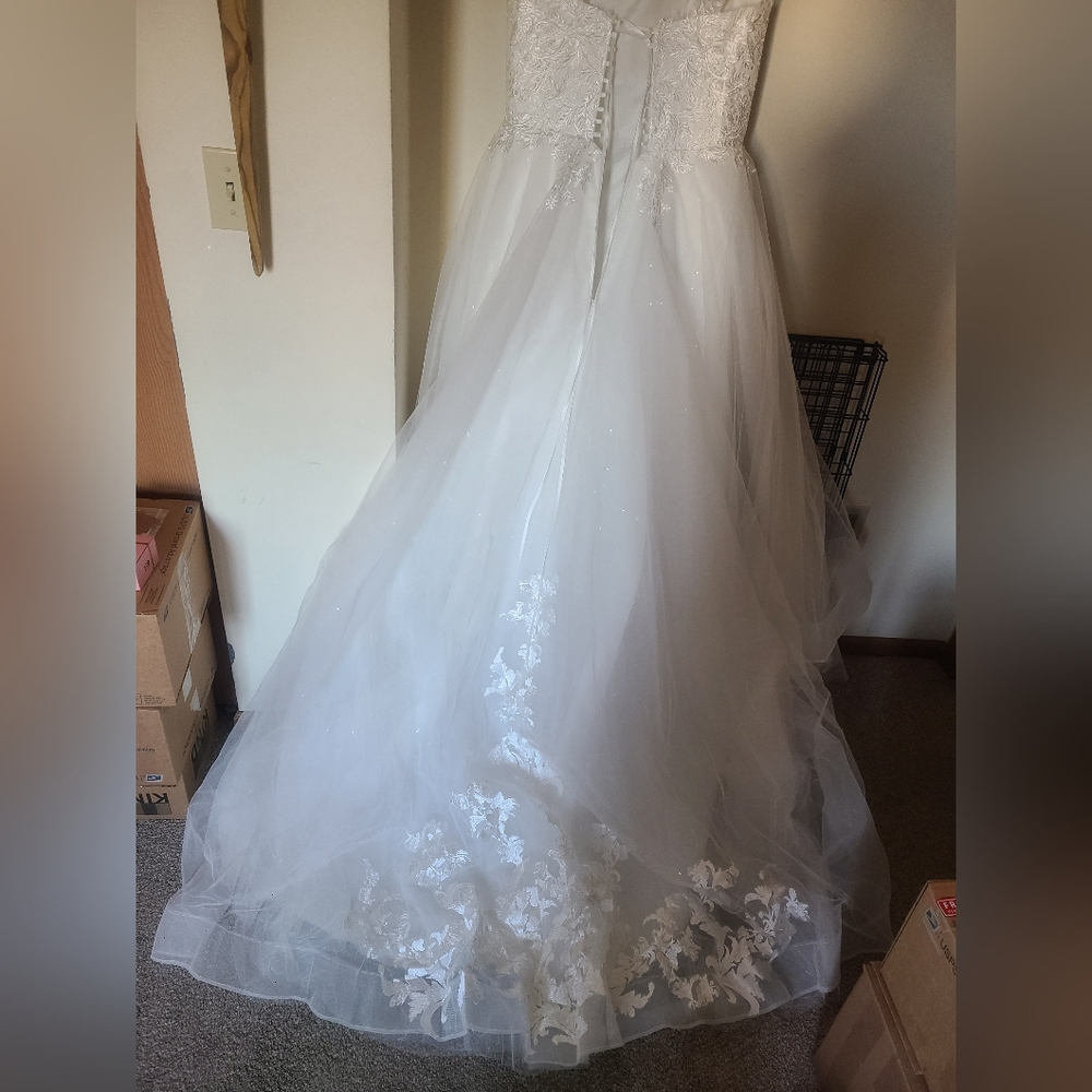 Classic White Lace A-Line Wedding Dress with Floral Detail - Picture 7 of 10